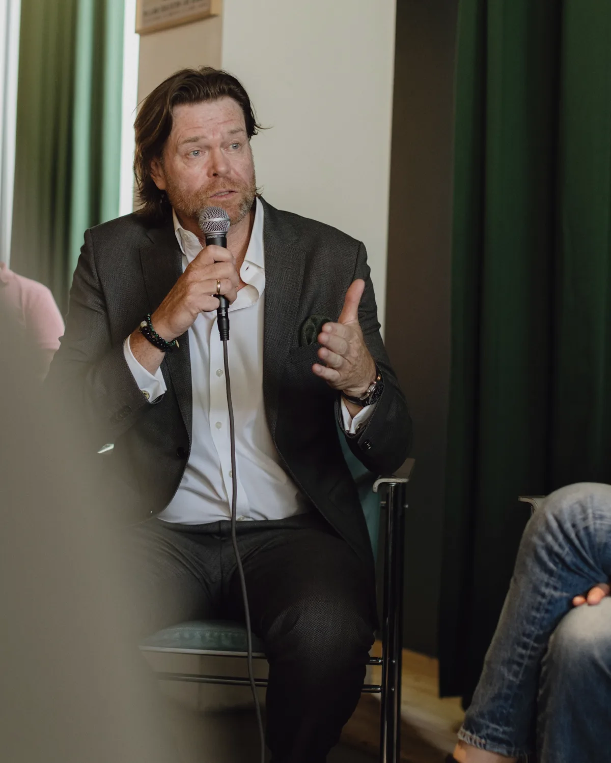 Baard in conversation with leaders